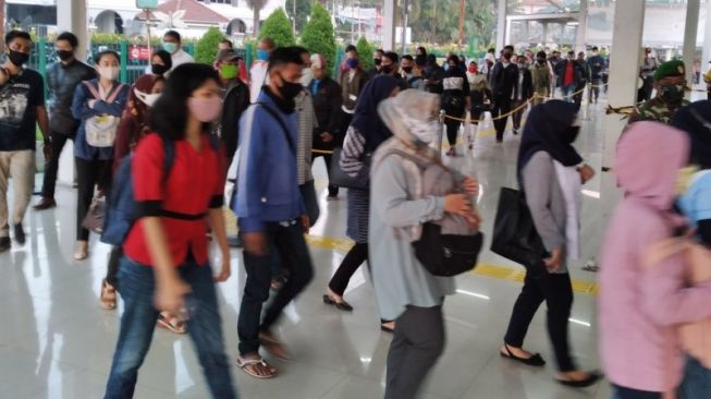 Senin Pagi, Antrean Panjang Penumpang KRL Terjadi di Stasiun Bogor