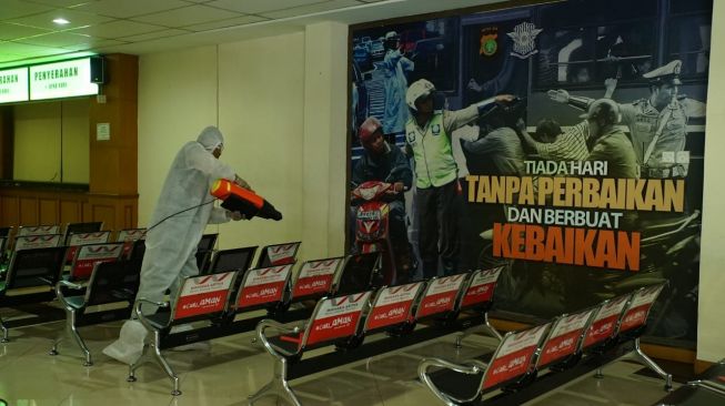 PT. Konten Indomedia Pratama bersama dengan Dirlantas Polda Metro Jaya menggunakan teknologi disinfektan virus, Jumat (19/6/2020). (Ist)