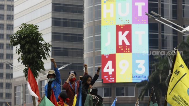 Gerakan Mahasiswa Jakarta Bersatu (GMJB) berorasi saat melakukan aksi unjuk rasa di depan gedung Kemendikbud, Jakarta, Senin (22/6). [Suara.com/Angga Budhiyanto]