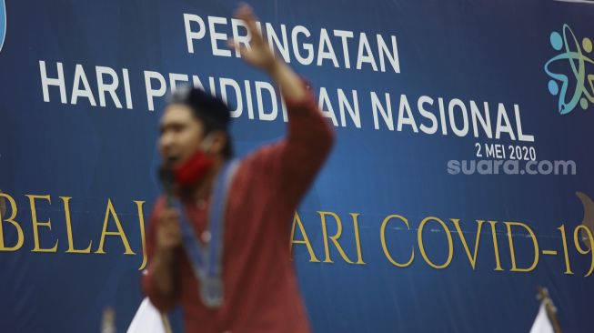 Mahasiswa Jakarta Bersatu (GMJB) berorasi saat melakukan aksi unjuk rasa di depan gedung Kemendikbud, Jakarta, Senin (22/6). [Suara.com/Angga Budhiyanto]