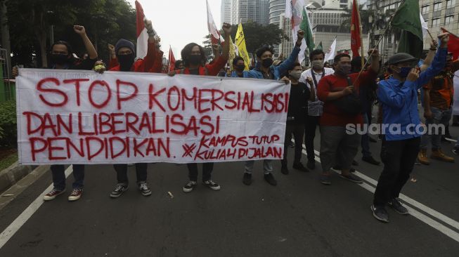 Mahasiswa Jakarta Bersatu (GMJB) melakukan "long march" di sekitar gedung Kemendikbud, Jakarta, Senin (22/6). [Suara.com/Angga Budhiyanto]
