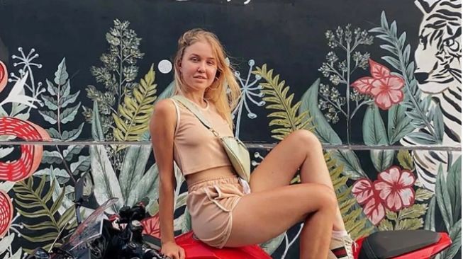 Blogger kaya raya asal Rusia, Anastasia Tropitsel (18) harus meregang nyawa usai terlibat kecelakaan sepeda motor di Bali. (East2West News/australscope)