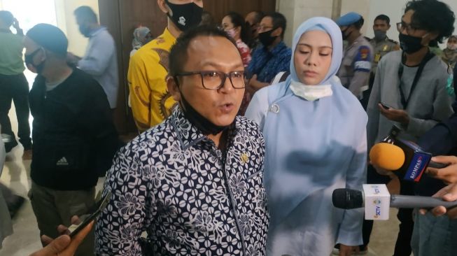 Sekretaris DPD Partai Golkar Jakarta, Basri Baco. (Suara.com/Fakhri Fuadi)