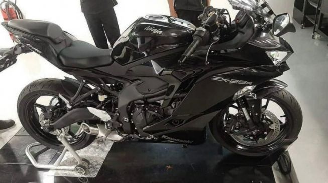 Kawasaki Ninja ZX-25R warna hitam [Indianautos].