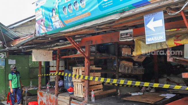 Suasana di pintu masuk Pasar Cideng Thomas, Jakarta Pusat, Selasa (23/6). [Suara.com/Alfian Winanto]