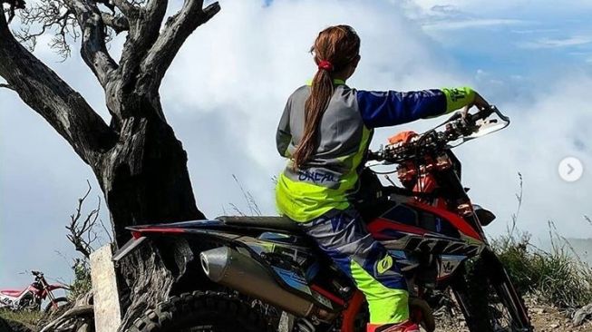 Aksi biker cantik melakukan trabasan di Gunung Sumbing (Instagram)