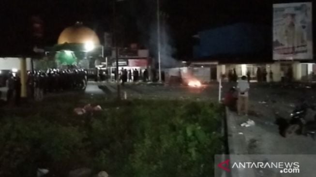 Tolak TKA di Sulawesi Utara, Massa Demo di Depan Bandara Hingga Malam