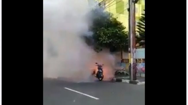 CEK FAKTA: Viral Sepeda Motor Terbakar karena Hand Sanitizer, Benarkah?