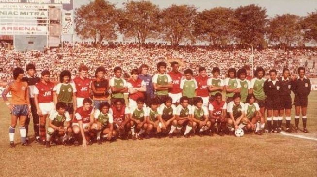 Suasan pertandingan antara Niac Mitra vs Arsenal. (Dok. Ferdy Wenas 1983)