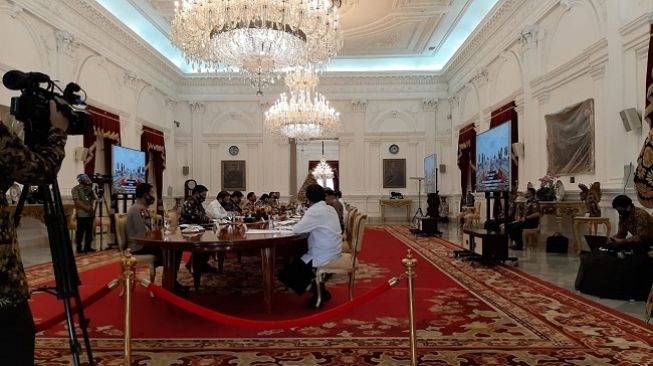 Jokowi Buka Masker Saat Ratas, Epidemiolog: Istana Harusnya Lebih Bijak