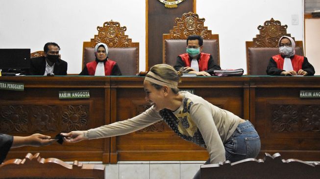 Terdakwa artis Nikita Mirzani (tengah) menerima masker dari Jaksa Penuntut Umum saat menjalani sidang kasus penganiayaan terhadap mantan suaminya Dipo Latief dengan agenda pembacaan tuntutan di Pengadilan Negeri Jakarta Selatan, Jakarta, Senin (22/6/2020). [ANTARA FOTO/Indrianto Eko Suwarso]