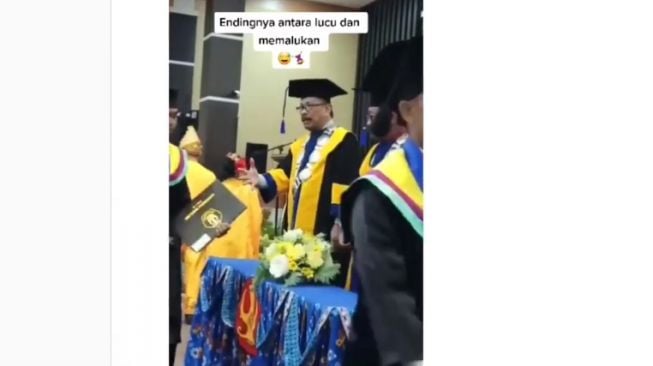 Ngakak! Video Kocak saat Wisuda Viral, Dekan sampai Salah Tingkah