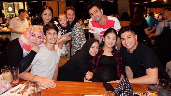 Bukan Bintang Biasa bersama Melly Goeslaw dan Glenn Alinskie. [Instagram]