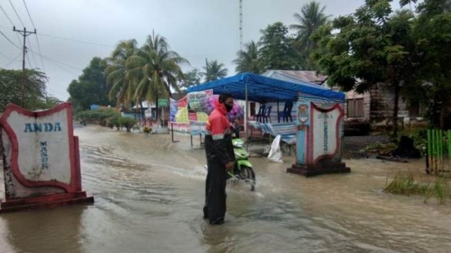Masama Banjir Lagi, Kapolsek Turun Langsung Pantau Debit Air