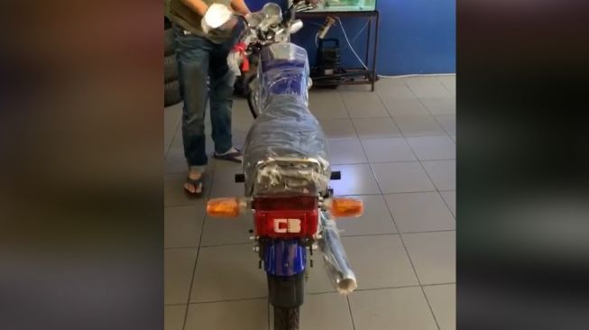 Penampakan Yamaha RX-King masih terbungkus plastik (Facebook)