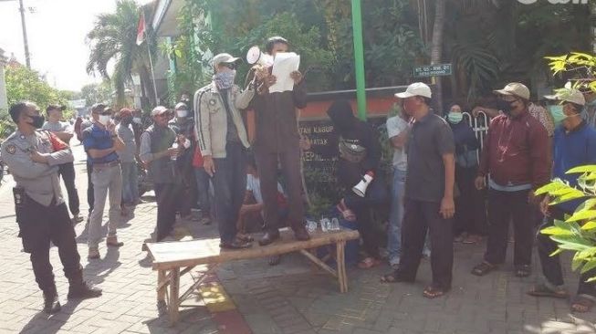 Balai Desa Gresik Diserbu Warga karena BLT Corona Tak Transparan