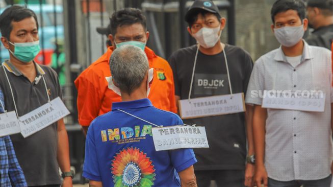 Suasana jalannya proses rekonstruksi rencana penyerangan John Kei di di Polda Metro Jaya, Jakarta Pusat, Rabu (24/6). [Suara.com/Alfian Winanto]