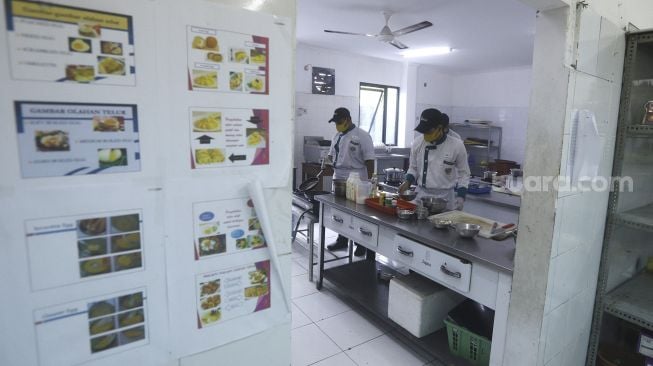 Sejumlah siswa memasak saat persiapan normal yang baru di Sekolah Menengah Kejuruan (SMK) Jayawisata 2, Jakarta, Rabu (24/6). [Suara.com/Angga Budhiyanto] 