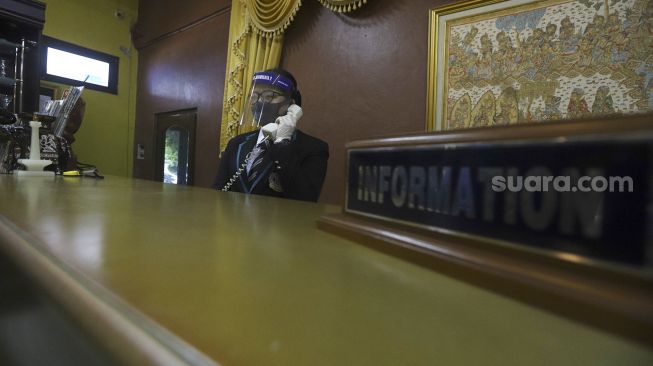 Siswa berada di bagian "front office" saat persiapan normal yang baru di Sekolah Menengah Kejuruan (SMK) Jayawisata 2, Jakarta, Rabu (24/6). [Suara.com/Angga Budhiyanto] 