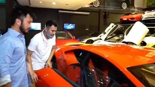 Raffi Ahmad mencolba Lamborghini Huracan Evo. [Instagram]