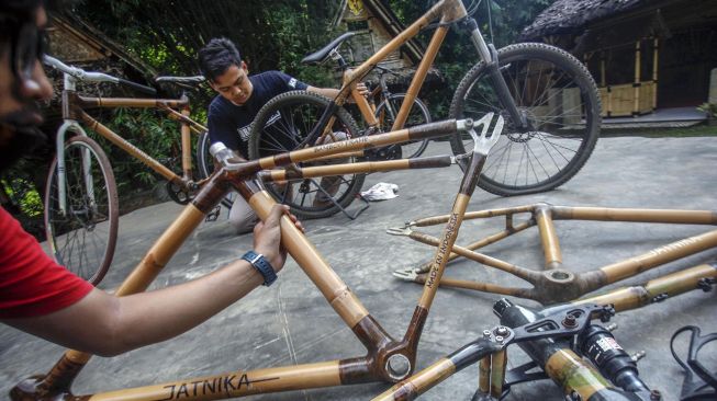 Perajin memproduksi sepeda dari bambu di sentra produksi sepeda bambu Jatnika, Cibinong, Kabupaten Bogor, Jawa Barat, Rabu (24/6/2020).  [ANTARA FOTO/Yulius Satria Wijaya]