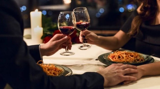 Ilustrasi makan malam romantis. (Shutterstock)