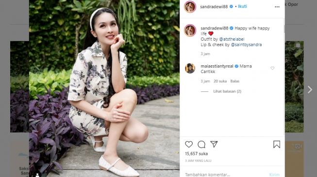 Foto OOTD di parkiran ala Sandra Dewi. (Instagram@sandradewi88)