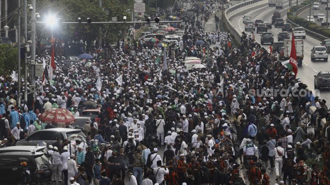 Sejumlah massa yang tergabung dalam Front Pembela Islam (FPI), Persaudaraan Alumni (PA) 212, Gerakan Nasional Pengawal Fatwa (GNPF), dan ormas Islam lainnya melakukan unjuk rasa di Depan Gedung DPR/MPR, Jakarta, Rabu (24/6). [Suara.com/Angga Budhiyanto]