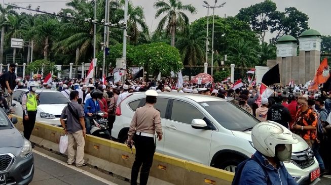 Penampakan massa PA 212 saat menggelar demontrasi di depan gedung DPR. (Suara.com/Arga).