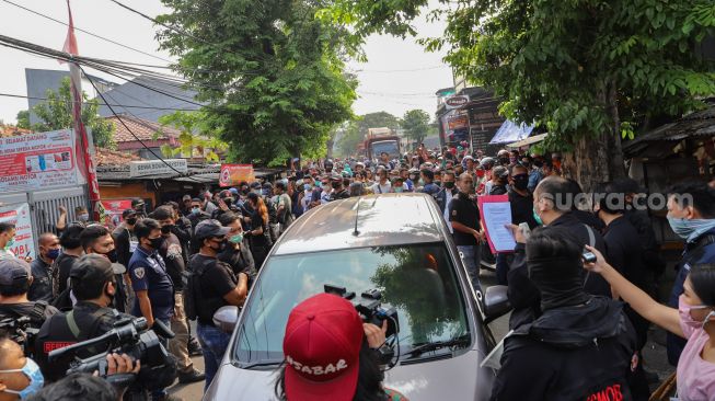 Suasana kerumunan warga saat menyaksikan rekonstruksi kelompok John Kei di Duri Kosambi, Jakarta Barat, Rabu (24/6). [Suara.com/Alfian Winanto]