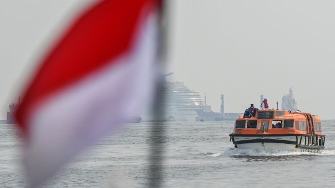 Sejumlah Warga Negara Indonesia (WNI) yang menjadi Anak Buah Kapal (ABK) Kapal Pesiar MV Carnival Conquest berada di dalam 'Tender Boat' saat evakuasi di Perairan Teluk Jakarta, Rabu (24/6/2020).   [ANTARA FOTO/M Risyal Hidayat]
