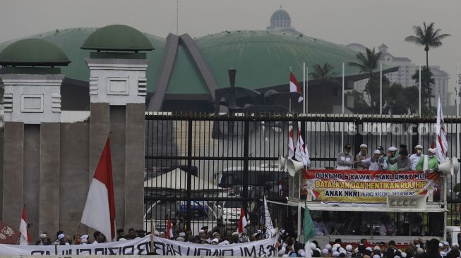 Massa yang tergabung dalam Front Pembela Islam (FPI), Persaudaraan Alumni (PA) 212, Gerakan Nasional Pengawal Fatwa (GNPF), dan ormas Islam lainnya berorasi saat melakukan unjuk rasa di Depan Gedung DPR/MPR, Jakarta, Rabu (24/6). [Suara.com/Angga Budhiyanto]