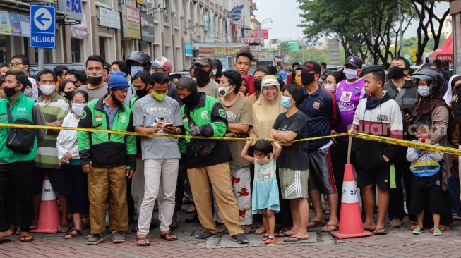 Sejumlah warga saat melihat rekonstruksi kelompok John Kei di Perumahan Green Lake City, Kota Tangerang, Banten, Rabu (24/6). [Suara.com/Alfian Winanto]