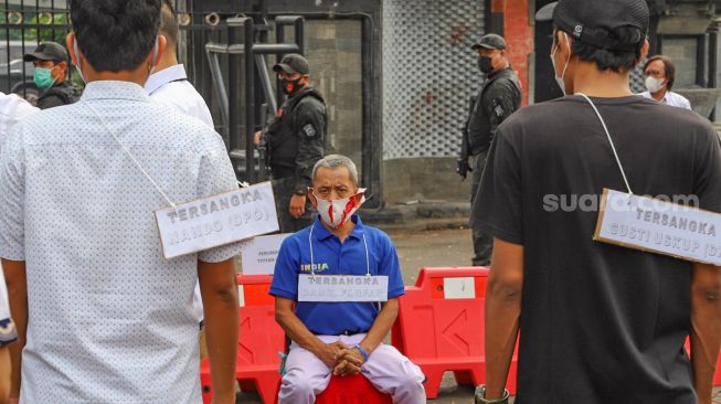 Pemeran pengganti tersangka Danil Farfar saat proses rekonstruksi penyerangan John Kei di Polda Metro Jaya, Jakarta Pusat, Rabu (24/6). [Suara.com/Alfian Winanto]