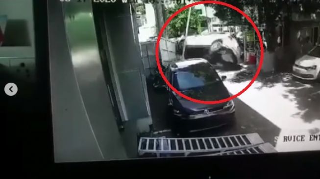 Mobil Baru Tabrak Gerbang Dealer sampai Terguling, Warganet: Belum Baca Doa