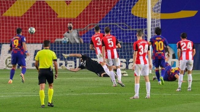 Gelandang Barcelona Ivan Rakitic (kanan belakang) mencetak gol ke gawang Athletic Bilbao saat lanjutan Liga Spanyol di Camp Nou stadium. Pau BARRENA / AFP