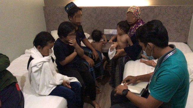 Tragis! Kena PHK dan Dicerai Suami, Ibu 6 Anak Hidup Berjejalan di Mobil