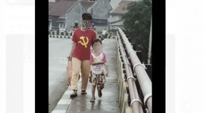 Heboh Emak-emak di Pandeglang ke Pasar Pakai Kaos Palu Arit
