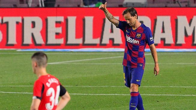 Gelandang Barcelona, Ivan Rakitic usai mencetak gol ke gawang Athletic Bilbao pada laga Liga Spanyol 2019/2020 di Camp Nou, Barcelona, Rabu (24/6/2020) dini hari WIB. [Pau BARRENA / AFP]