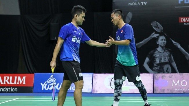 Pasangan Mohammad Ahsan/Leo Rolly Carnando takluk dalam laga perdana PBSI Home Tournament dari ganda putra Marcus Fernaldi Gideon/Muhammad Shohibul Fikri di Pelatnas PBSI, Cipayung, Jakarta Timur, Rabu (24/6/2020). [Humas PBSI]