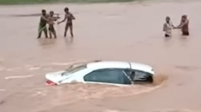 Honda City masuk ke sungai (Youtube)