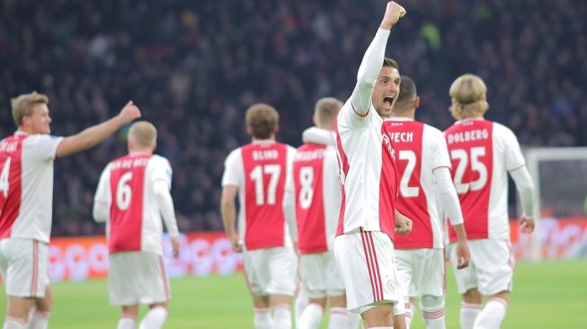 Pemain Ajax Amsterdam Dusan Tadic bersama rekan-rekannya saat merayakan gol dalam salah satu pertandingan Liga Belanda Eredivisie musim 2018-2019. [Federico Guerra Moran / Shutterstock]