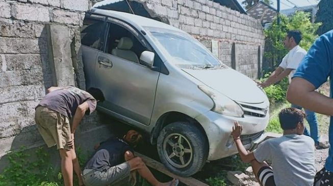 Tembus Tembok Tanpa Penyok, Potret Toyota Avanza Ini Bikin Warganet Heran