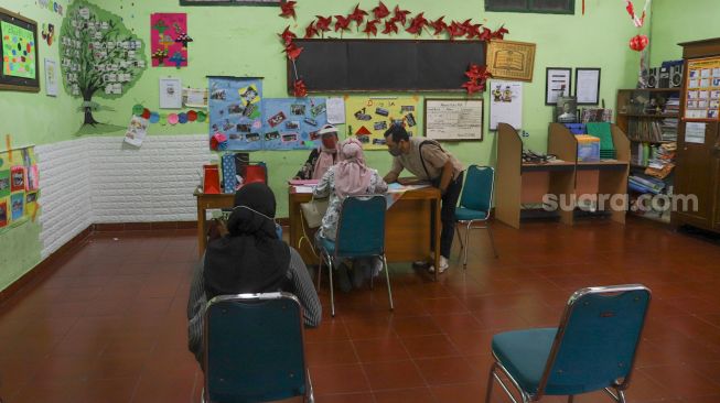 Suasana saat pembagian rapor di SDN 01 Menteng, Jakarta Pusat, Kamis (25/6). [Suara.com/Alfian Winanto]