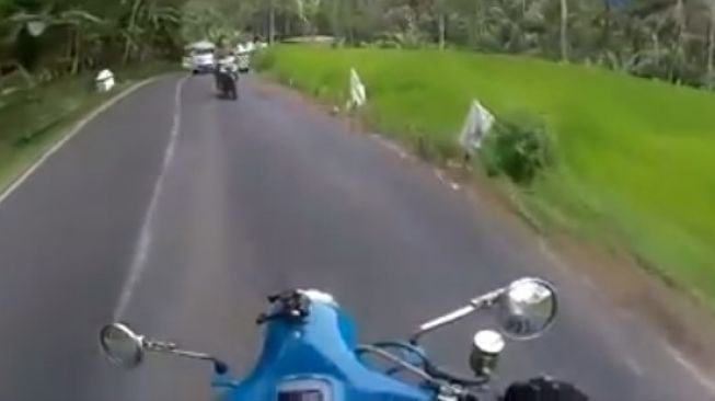 Vespa Nyungsep ke Sawah Gara-gara Ngebut, Pengendara Malah Ketawa Girang