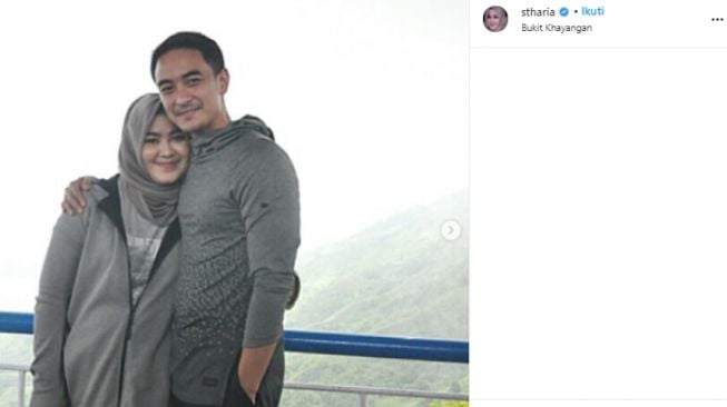 Zumi Zola Digugat Cerai? Intip Kembali Potret Liburannya Bareng Istri. (Instagram/@stharia)