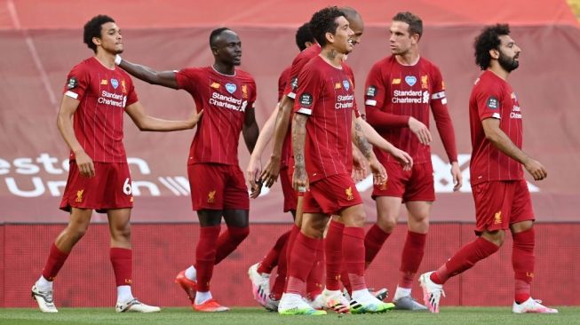 Fullback Liverpool, Trent Alexander Arnold (kiri) merayakan golnya ke gawang Crystal Palace bersama rekan-rekannya, pada laga Liga Inggris 2019/2020 di Anfield, Liverpool, Kamis (25/6/2020) dini hari WIB. [Paul ELLIS / POOL / AFP]