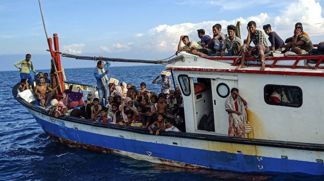 Pengungsi etnis Rohingya berada di atas kapal KM Nelayan 2017.811 milik nelayan Indonesia di pesisir Pantai Seunuddon. Kecamatan Seunuddon, Aceh Utara, Aceh, Rabu (24/6/2020). [ANTARA FOTO/Rahmad]