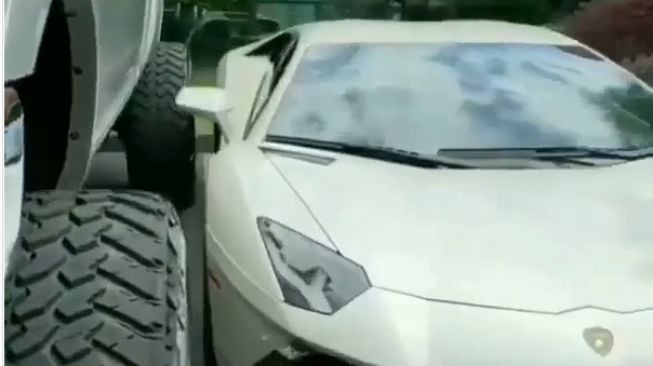 Sungguh Tega! Lamborghini Ini Jadi Tangga untuk Naik Mobil di Sebelahnya