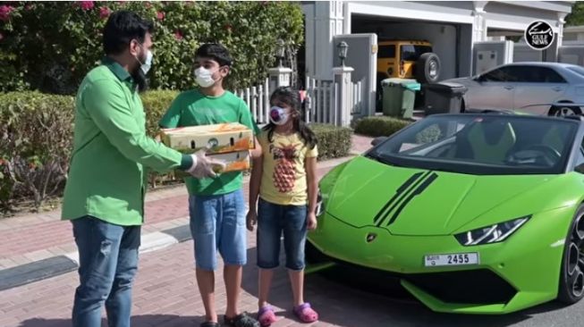 Di Dubai, Lamborghini Huracan digunakan untuk antar mangga.[YouTube/Gulf News]